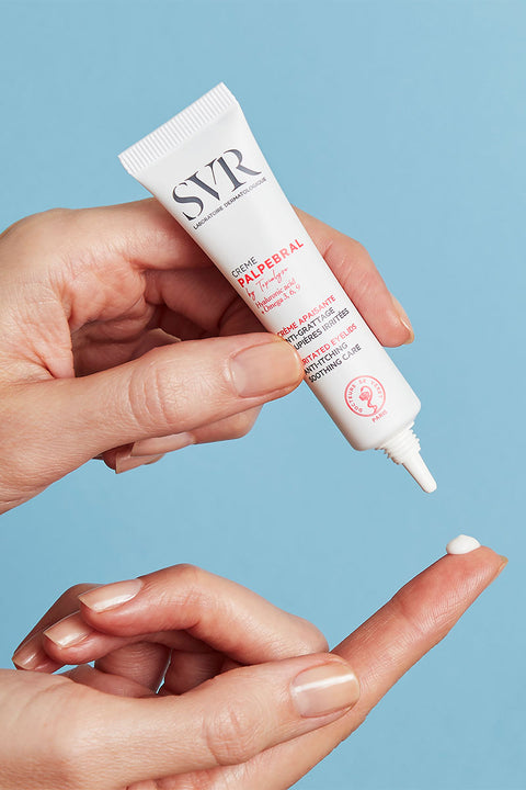 Tube de crème SVR Topialyse Palpebral pressé pour appliquer une noisette de soin sur le bout d'un doigt.